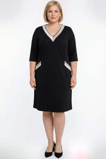 Černé šaty se zlatým výstřihem