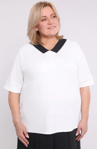 Bílá halenka s tmavě modrým límečkem