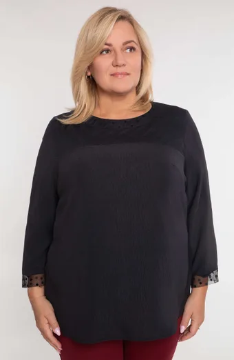 Černá halenka s puntíkovaným výstřihem